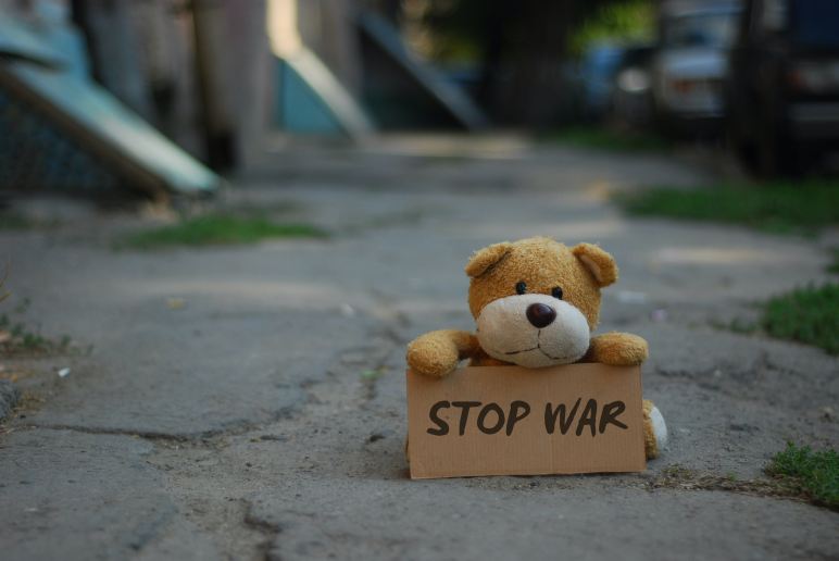 Teddybaer mit Schild: Stop War